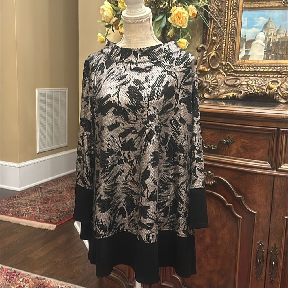 IC by Connie K black and silver swing top. Size is XL
